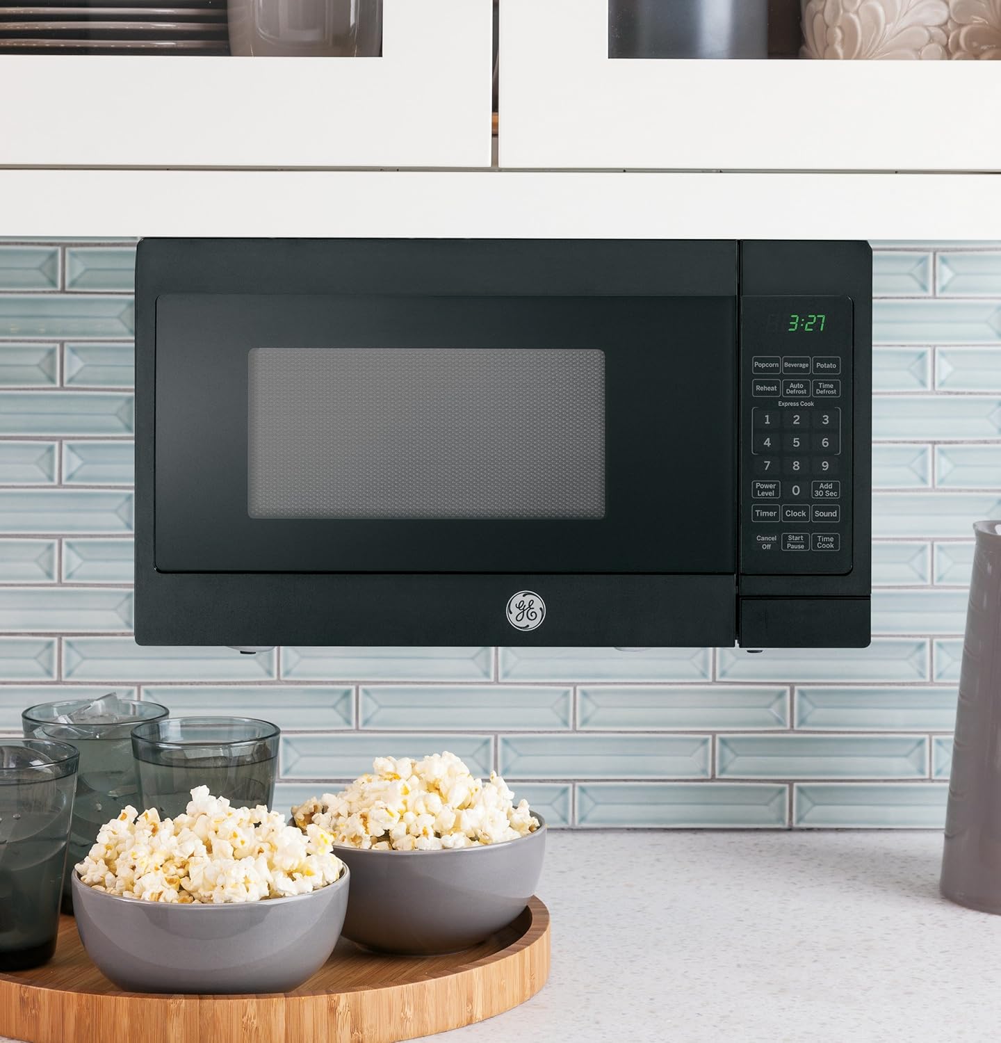 0.7 Cubic Feet 700 Watts Black Microwave Oven O1412